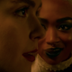 Sabrina Spellman y Prudence Night, líder de las “Hermanas extrañas”, en la segunda temporada de The Chilling Adventures of Sabrina.